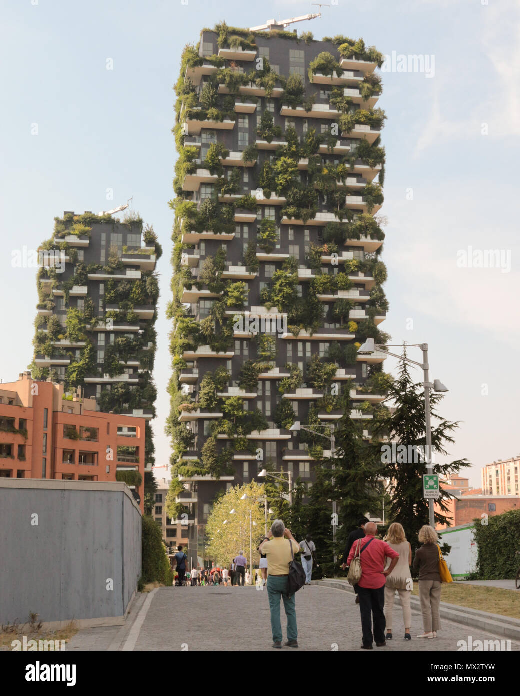 Milán, Italia, 10 de junio de 2017: Rascacielos Bosque Vertical (Vertical) del bosque. La particularidad de este edificio es la presencia de más de 900 árboles Foto de stock