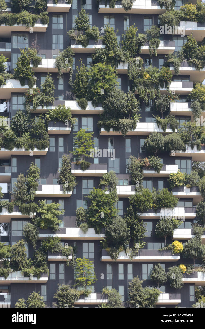 Milán, Italia, 10 de junio de 2017: Rascacielos Bosque Vertical (Vertical) del bosque. La particularidad de este edificio es la presencia de más de 900 árboles Foto de stock