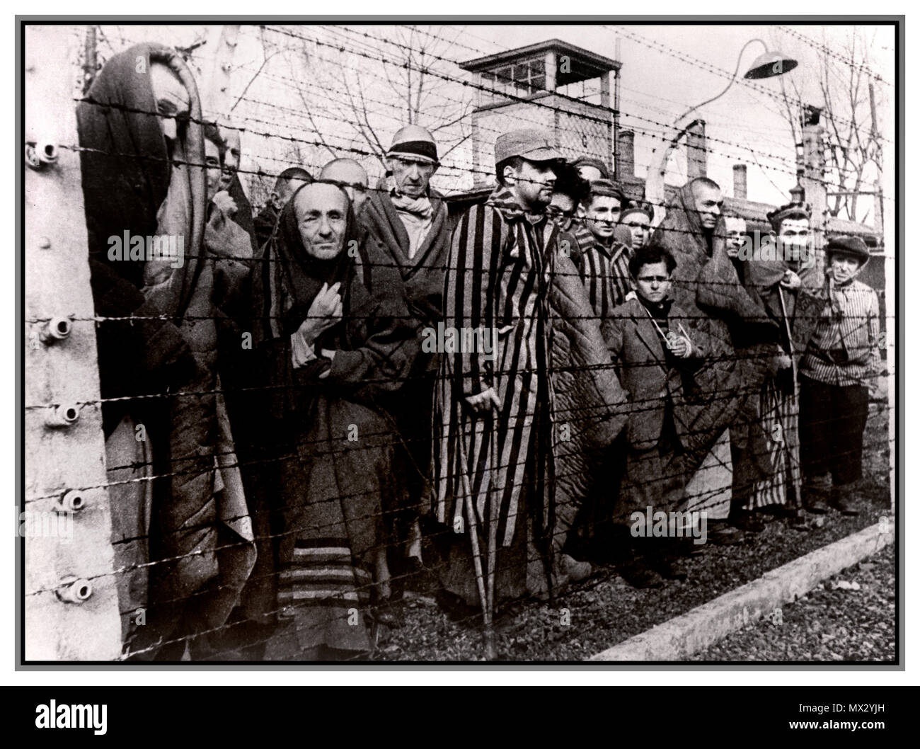 1940 Holocausto WW2 La Alemania nazi del campo de concentración de  Auschwitz-Birkenau. Los presos masculinos detrás del alambre de púas  electrificado encarcelados en condiciones inhumanas y degradantes de  hacinamiento de congelación. Esta