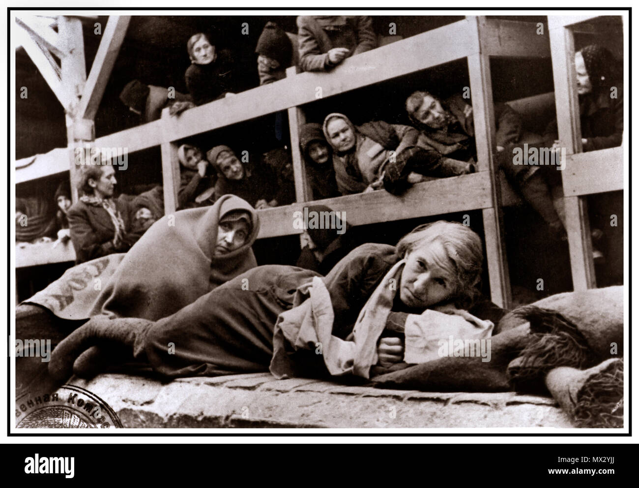 1940 Holocausto WW2 Auschwitz Birkenau -la Alemania Nazi del campo de  concentración. Bloque celular interior con mujeres presas encarceladas  celebró en condiciones inhumanas y degradantes de hacinamiento de  congelación esta cruda sombría