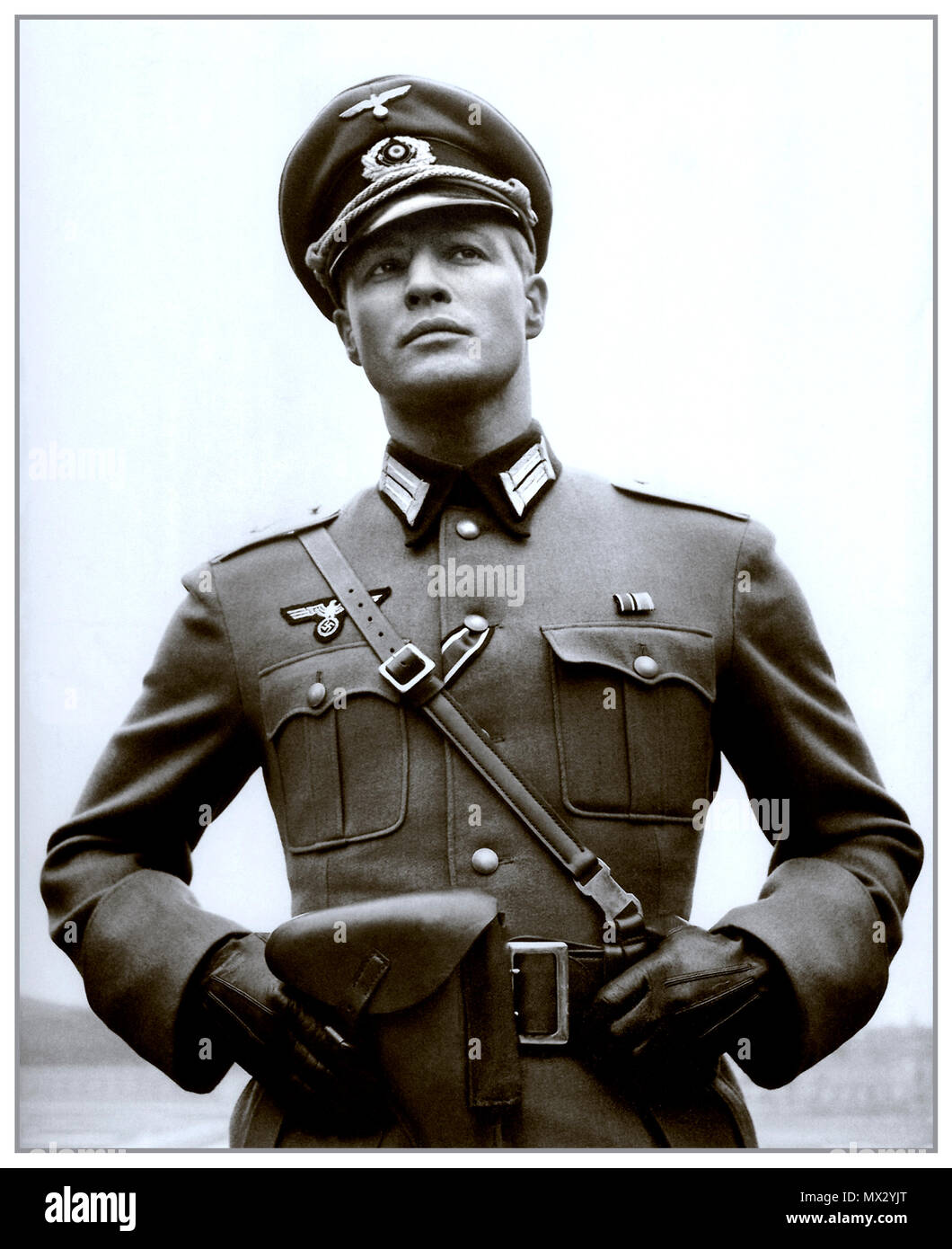 Vintage B&W película sigue la imagen de Marlon Brando en uniforme militar nazi que protagonizan los leoncillos 1958 20º Century Fox Film película dirigida por Edward Dmytryk American-Canadian director de cine Foto de stock