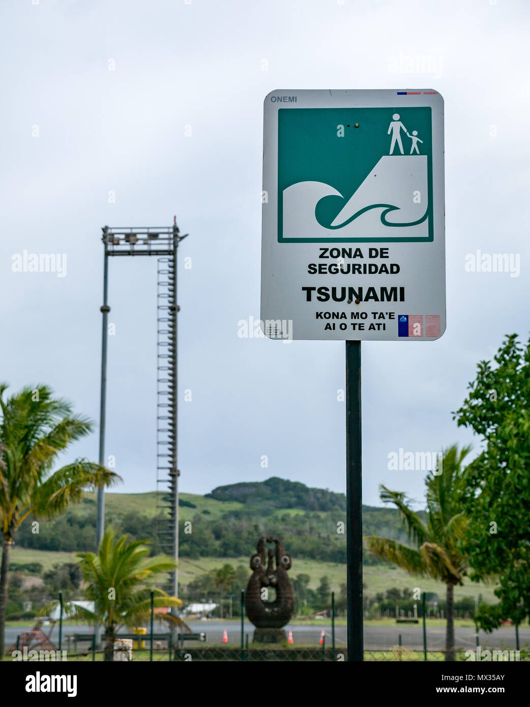 Signo de la zona de seguridad en caso de una ola de tsunami ,El Aeropuerto Internacional Mataveri, Hanga Roa, Isla de Pascua, Rapa Nui, Chile Foto de stock