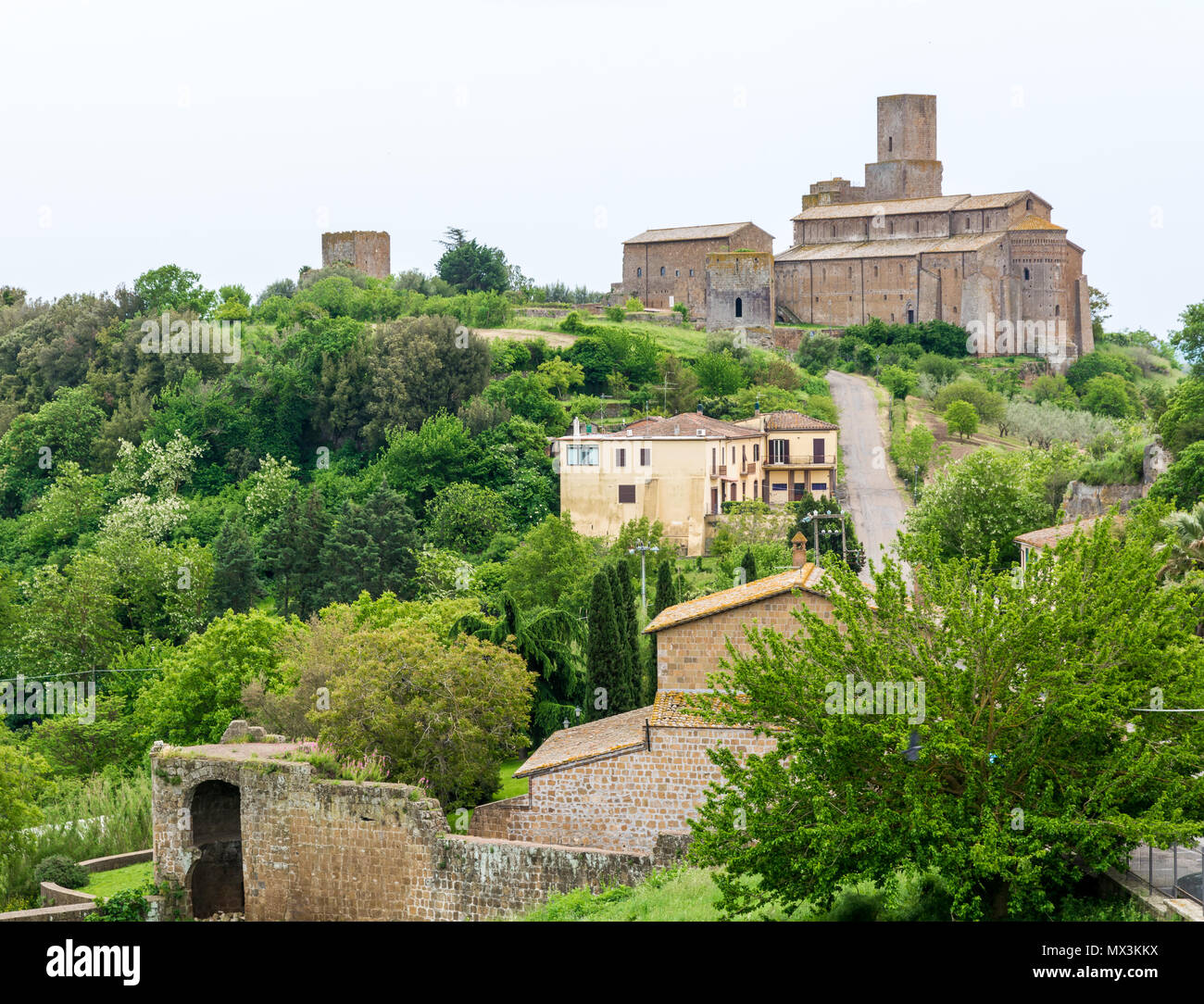 Tuscania (Italia) - un espléndido etrusca y ciudad medieval en la provincia de Viterbo, Tuscia, región de Lazio. Es una atracción turística por sus numerosas iglesias. Foto de stock