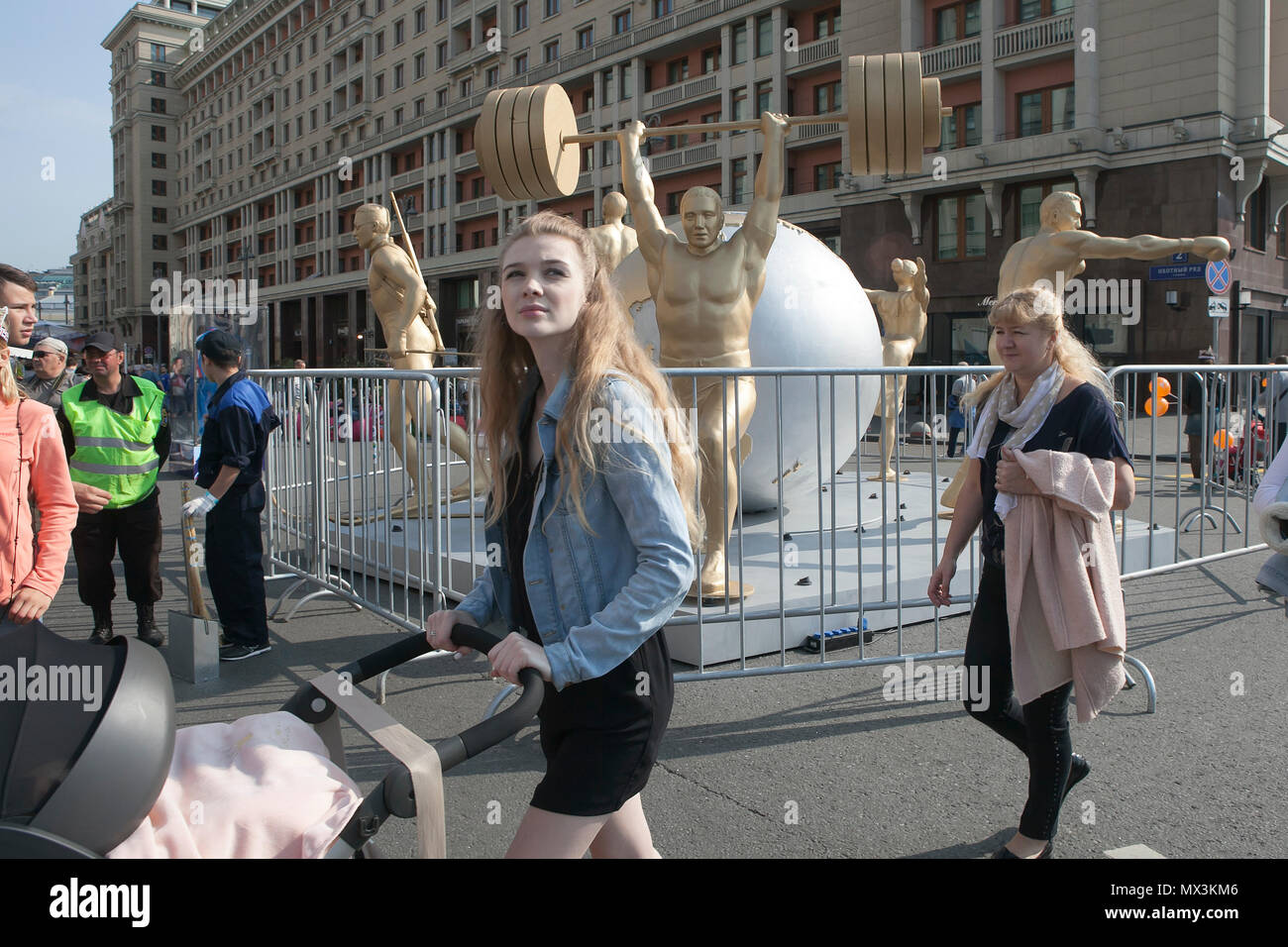 Moscú, Rusia - Mayo 19, 2018: Una joven madre con un cochecito paseos por el centro de Moscú en un día festivo, la 'Ciudad Día' Foto de stock