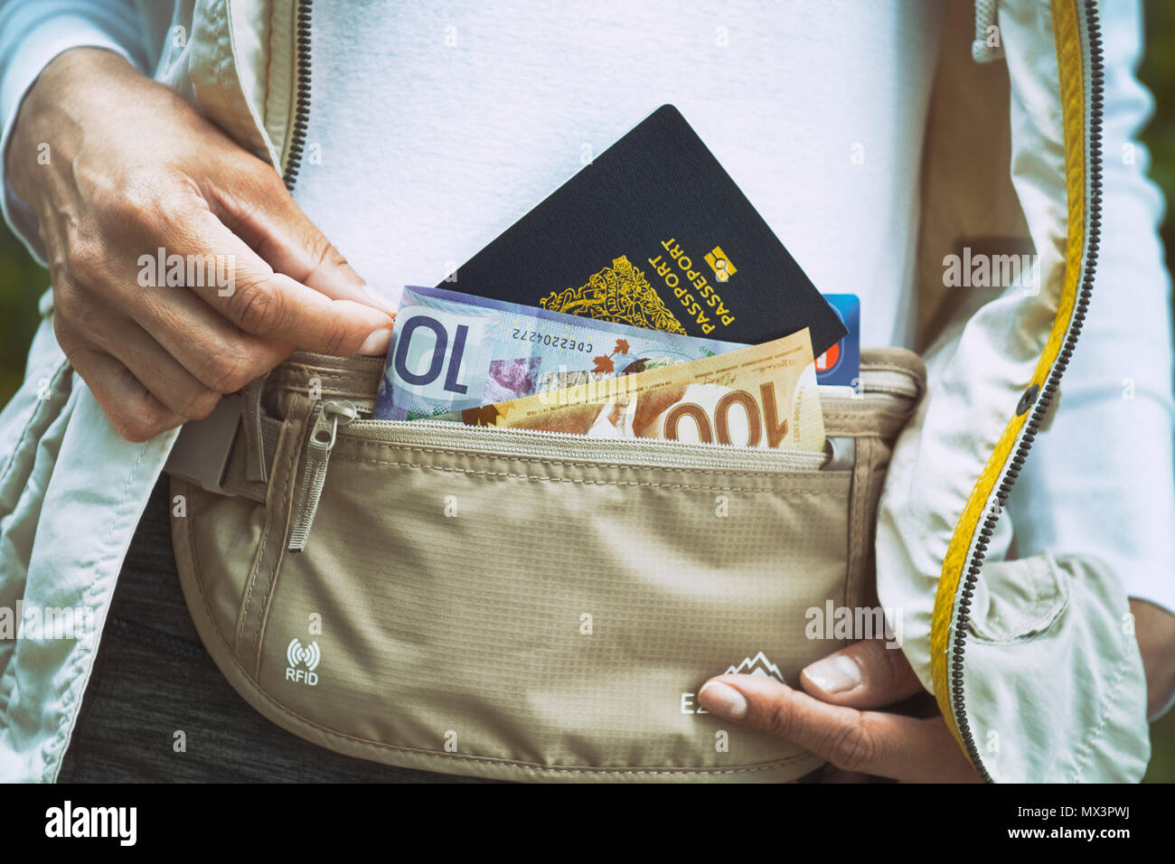 Correa de dinero, dinero, documentos de viaje, tarjetas de crédito, seguro cintura Wallet Foto de stock