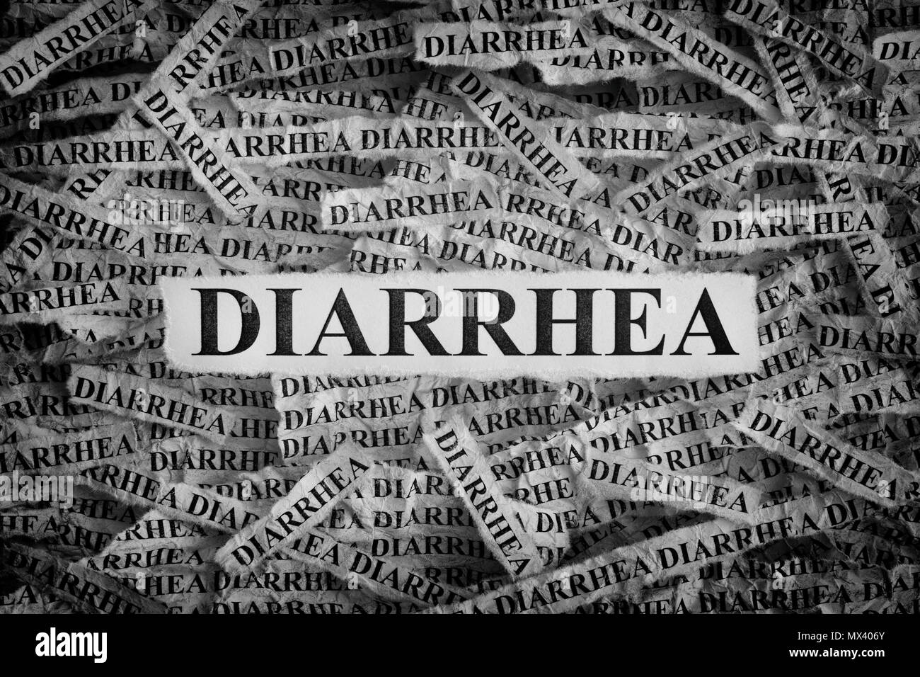 La diarrea. Los pedazos de papel con las palabras de la diarrea. Concepto Imagen. Blanco y Negro. Closeup. Foto de stock