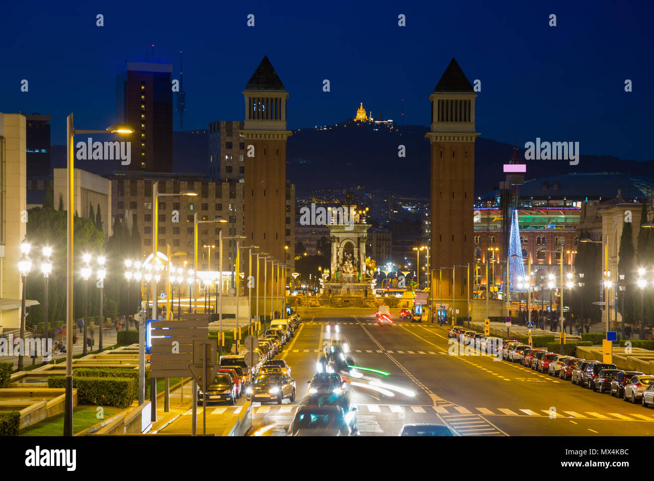 Vista general de la Plaza de España en Barcelona en la noche con las luces  de la ciudad Fotografía de stock - Alamy