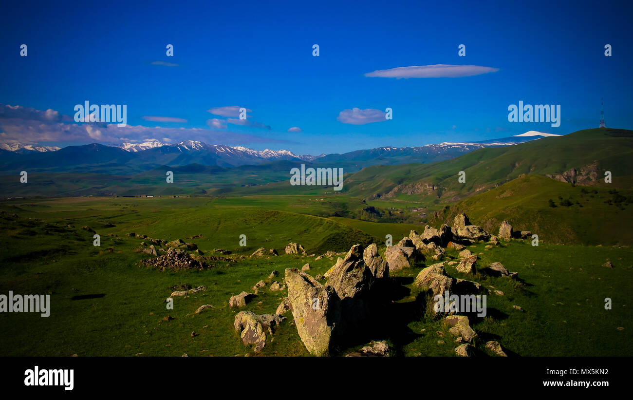 Zorats Karer sitio prehistórico cerca de Karahunj village en Armenia Foto de stock