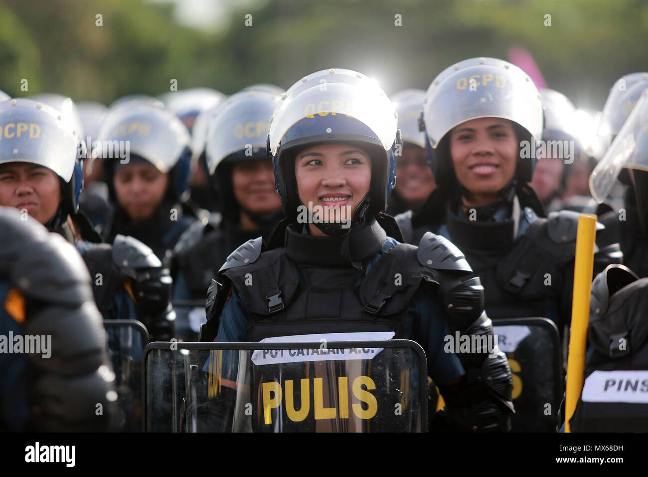 Manila, Filipinas. El 3 de junio, 2018. Una mujer policía sonríe durante la reunión anual de la Policía Nacional Filipina Disturbios Civiles Management (PNP-MDL) competencia en Manila, Filipinas, 3 de junio de 2018. Crédito: Rouelle Umali/Xinhua/Alamy Live News Foto de stock