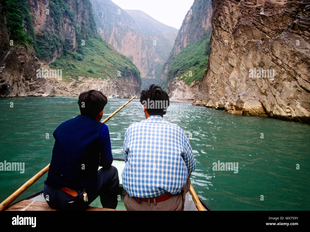 Barquero Un Sampan guía de excursión por el Río Daning, un tributory del río Yangtzé, en China. Foto de stock