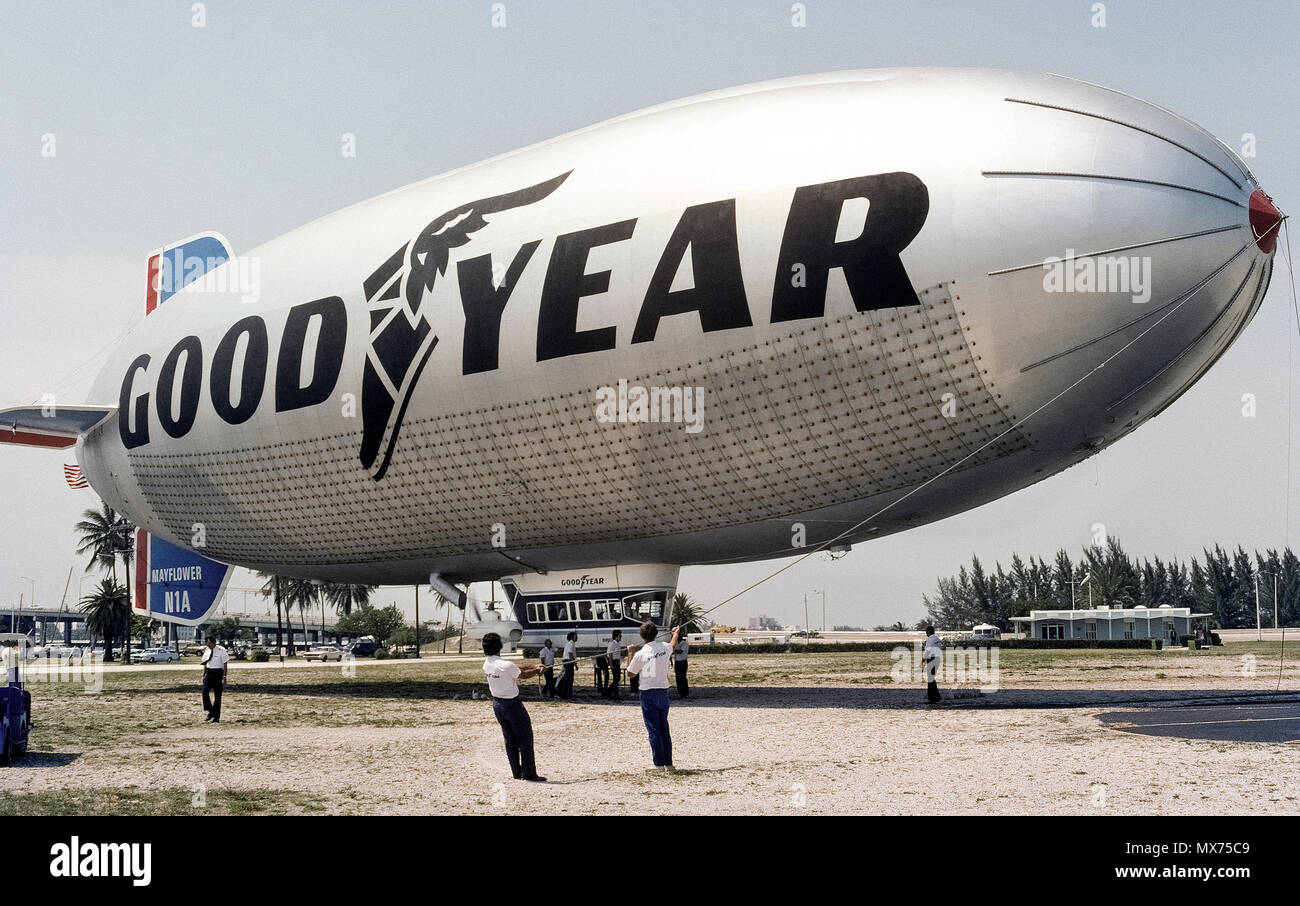 El terreno está preparado para la tripulación Goodyear blimp 'Mayflower' al alza desde su base de operaciones en la costa oriental en Miami, Florida, EE.UU. en 1976. El Mayflower fue reemplazado posteriormente por el "espíritu de innovación", uno de los tres blimps Goodyear en los EE.UU. que voló como icónico airborne anuncios para la compañía de neumáticos y caucho. A comienzos de 2017, Goodyear había sustituido a los tres no-rígido que la bolsa de aire de vehículos construidos en Alemania Zeppelins rígido que tienen estructuras internas. Los dirigibles son más frecuentemente visto rondando sobre eventos deportivos para proporcionar cobertura aérea en la televisión. Foto histórica. Foto de stock