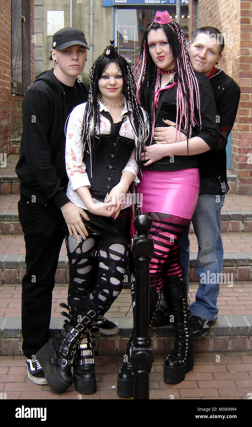 Los jóvenes godos en la anual Whitby, Yorkshire, Reino Unido Festival Goth Foto de stock
