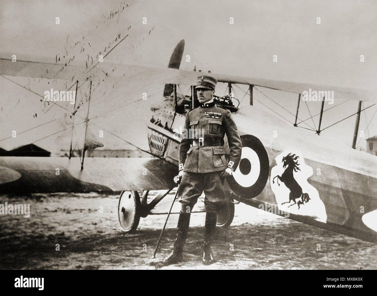 . Francesco Baracca posando por su SPAD S.XIII. Última fecha de la fotografía es de junio de 1918 (fecha de la muerte). . Este archivo carece de información sobre el autor. 204 FBaracca 1 Foto de stock