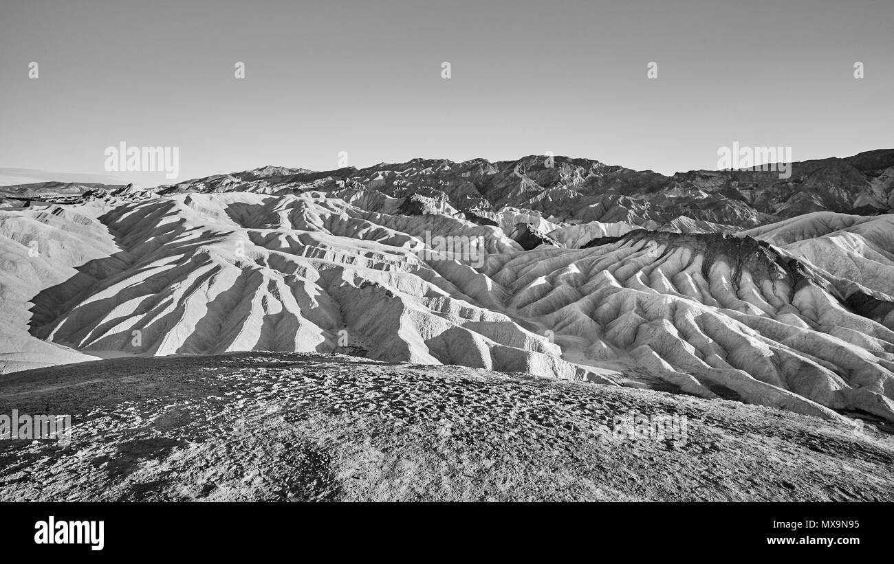 Imagen panorámica en blanco y negro de Marte-como la tierra desierta del Valle de la muerte, ESTADOS UNIDOS. Foto de stock