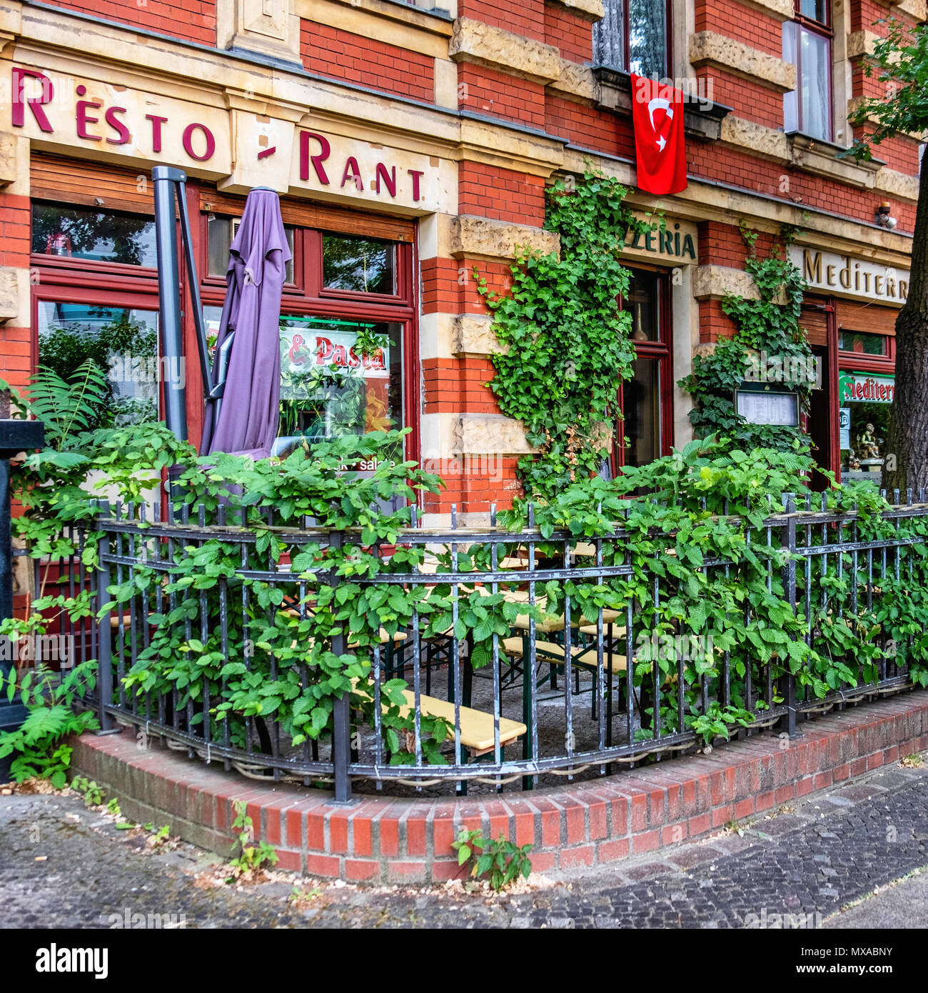 Berlin-Moabit. 30 Lehrterstasse, Histórico edificio de ladrillo con restaurante mediterráneo Foto de stock