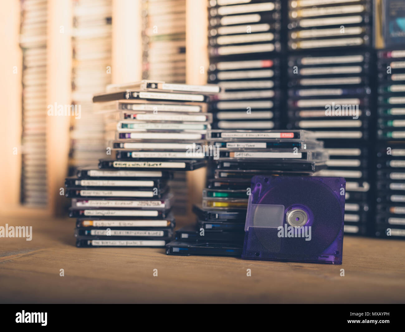 Pilas sobre pilas de totalmente obsoleto e inútil minidiscs Foto de stock
