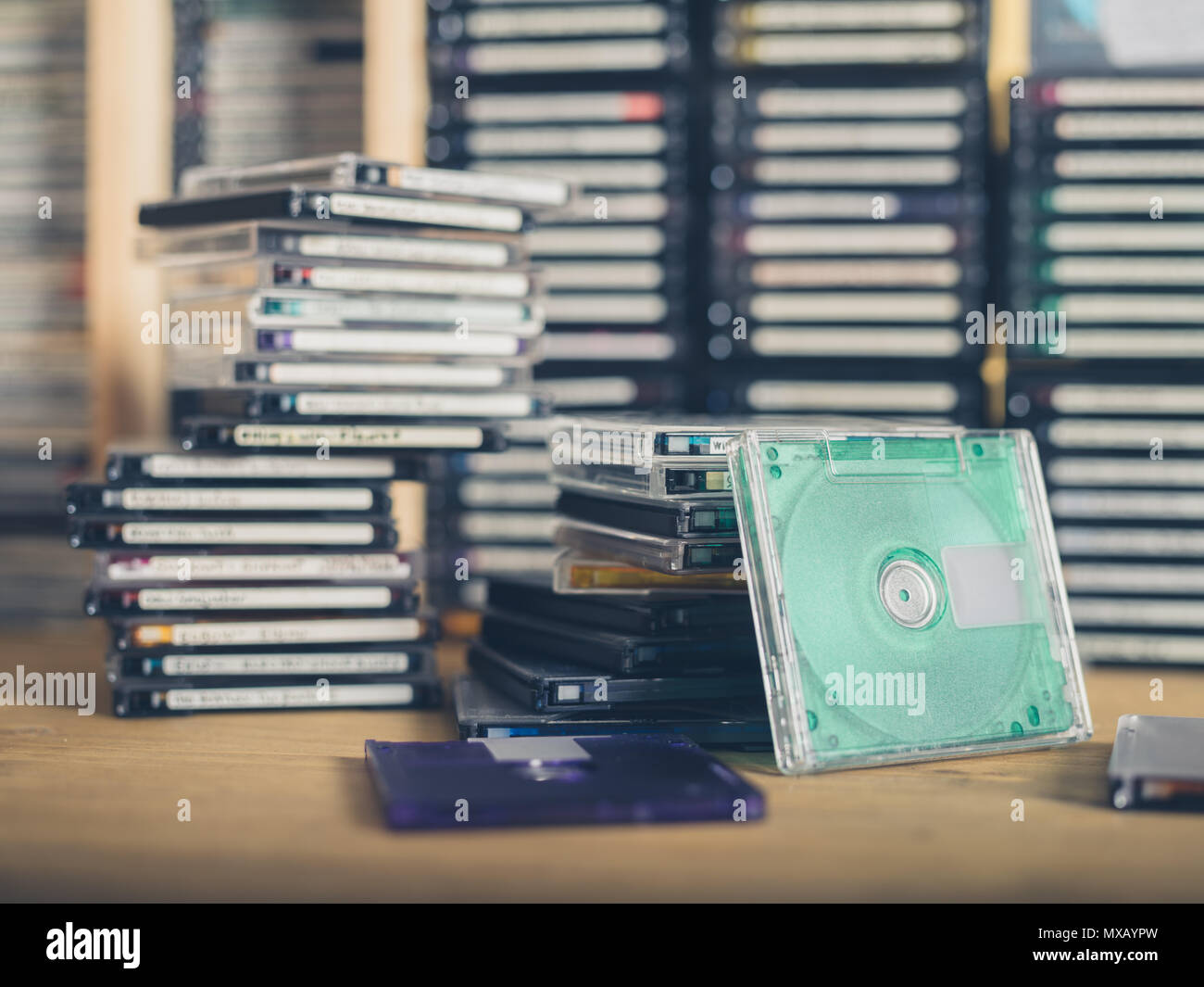 Pilas sobre pilas de totalmente obsoleto e inútil minidiscs Foto de stock
