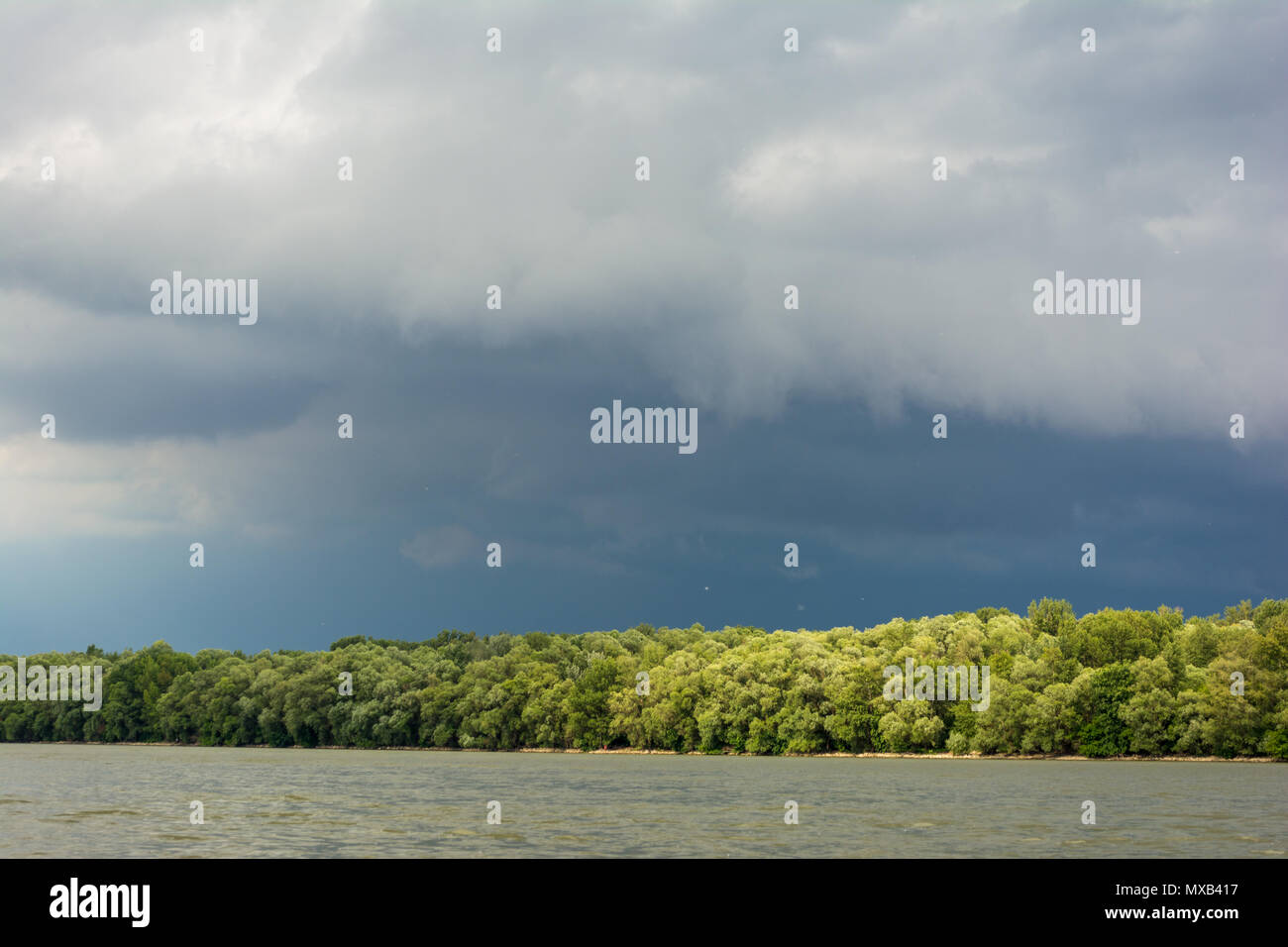Nubarrones con fondo. Nubes oscuras antes de una tormenta de truenos en la orilla del Danubio Foto de stock
