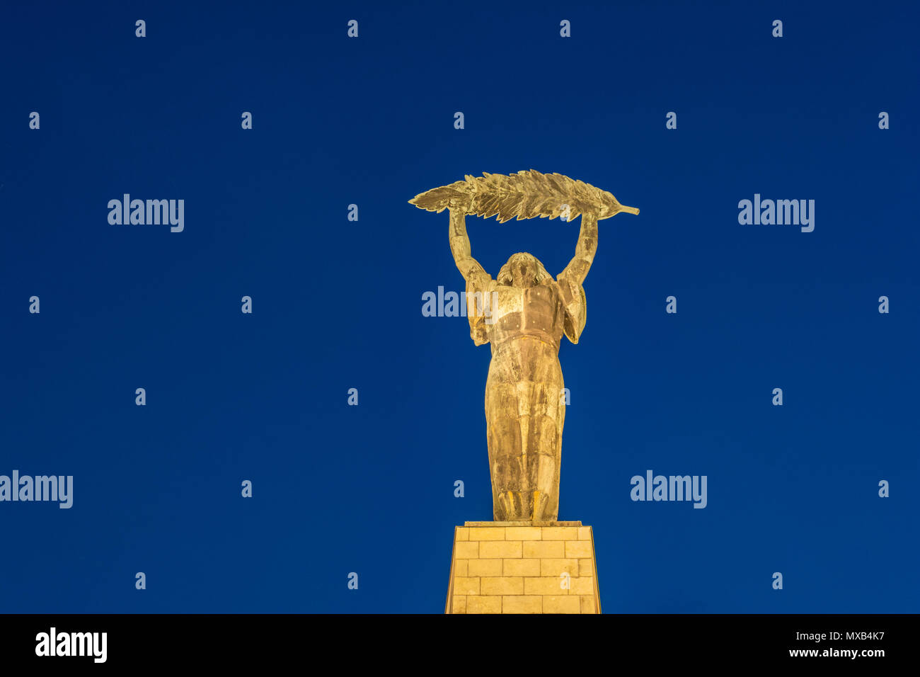 La Estatua de la libertad o la estatua de la libertad en la noche del monte Gellért en Budapest, Hungría. Conmemora a aquellos que sacrificaron sus vidas por la indep Foto de stock
