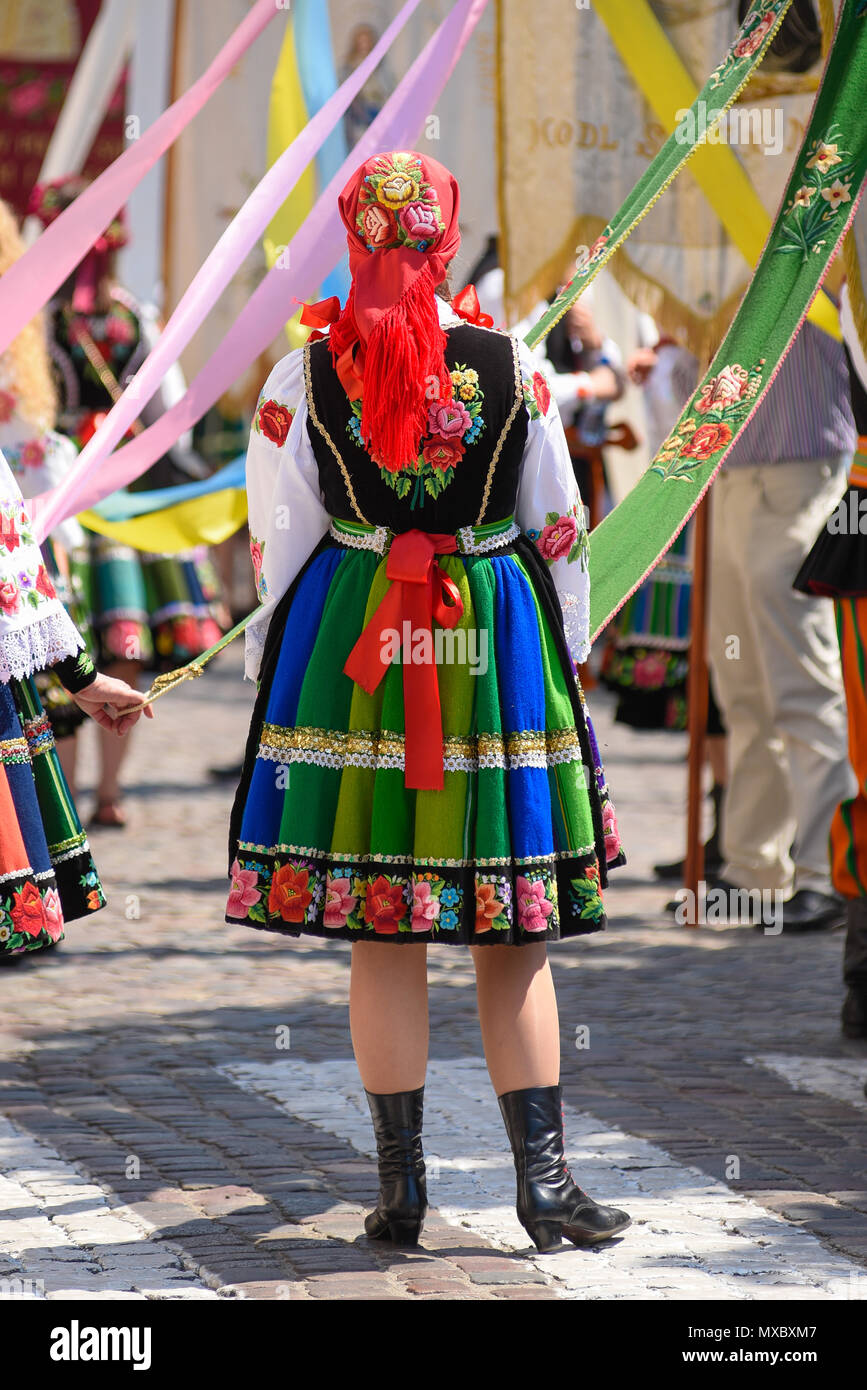 Trajes Regionales, folclore, coloridas faldas hechas a mano con rayas y  símbolos bordada. Durante el desfile del Corpus Christi Fotografía de stock  - Alamy