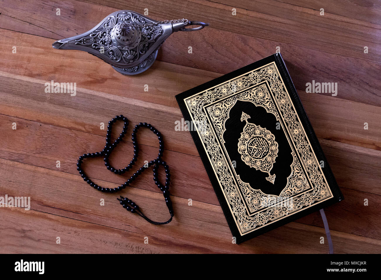 Libro sagrado islámico Corán sobre la wodden fondo con un rosario y Egipto lámpara de Aladino -Ramadan kareem/fiesta de Eid al Fitr concepto. Foto de stock