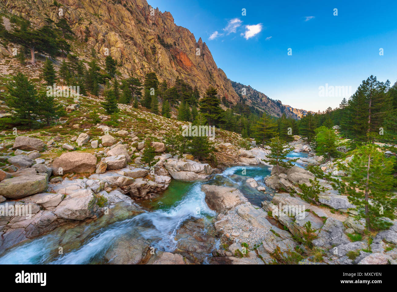 Arroyo de Montaña en el centro de Córcega, Francia alrededor de la puesta del sol Foto de stock