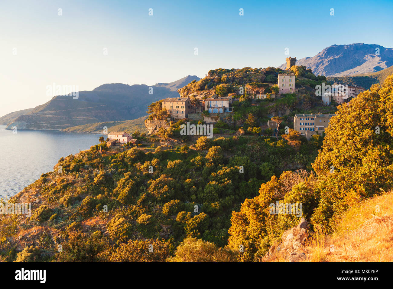 Aldea de Nonza, Córcega, Francia al atardecer Foto de stock