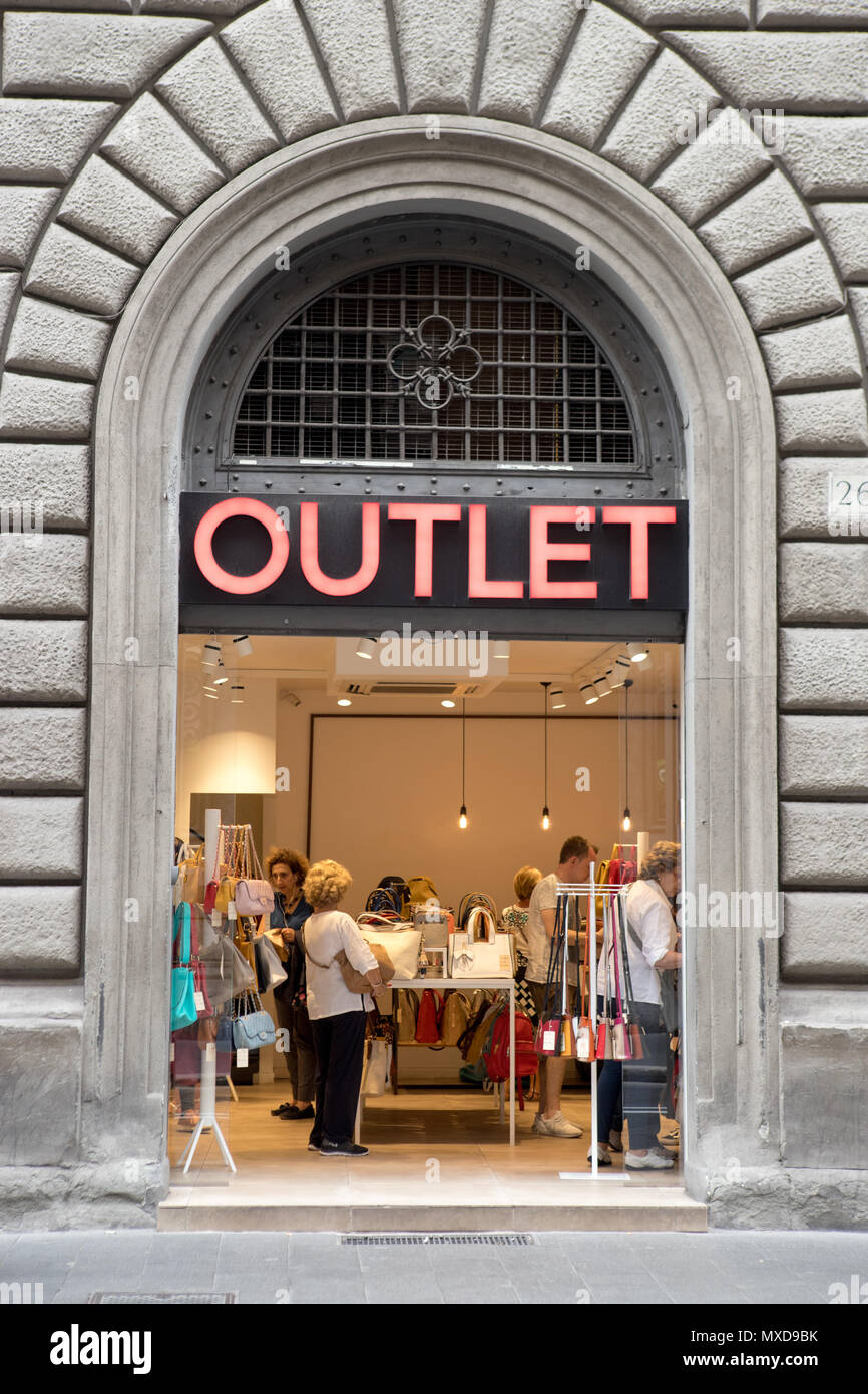 Salida de tienda en Roma, Italia. Los pequeños negocios en la calle turística. Foto de stock