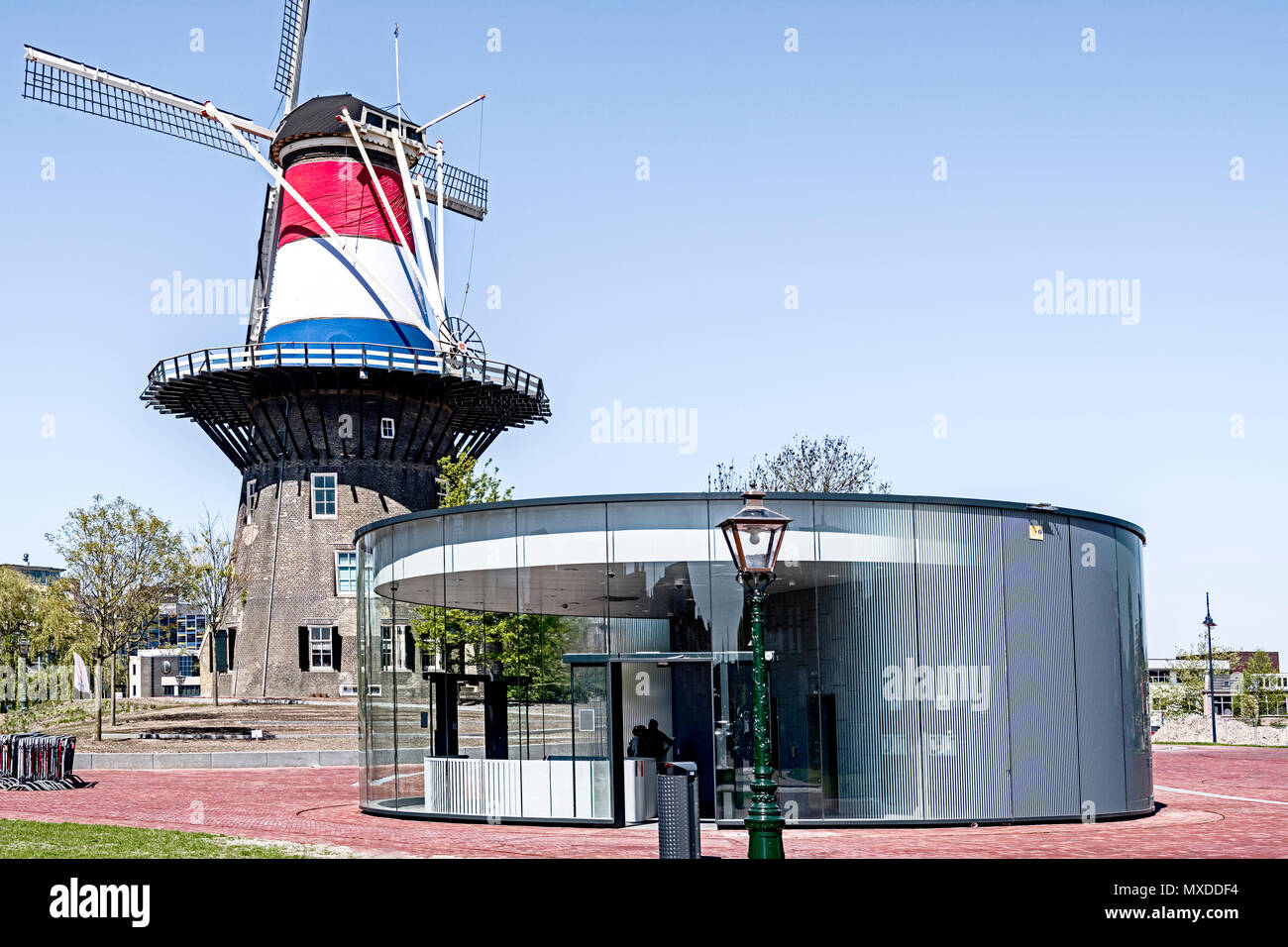 Leiden (Holanda Meridional, Países Bajos): Molino de Viento y estacionamiento cubierto; (Leiden, Südholland Niederlande): Windmühle und Parkhaus Foto de stock