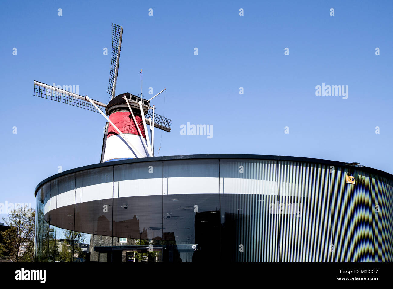Leiden (Holanda Meridional, Países Bajos): Molino de Viento y estacionamiento cubierto; (Leiden, Südholland Niederlande): Windmühle und Parkhaus Foto de stock