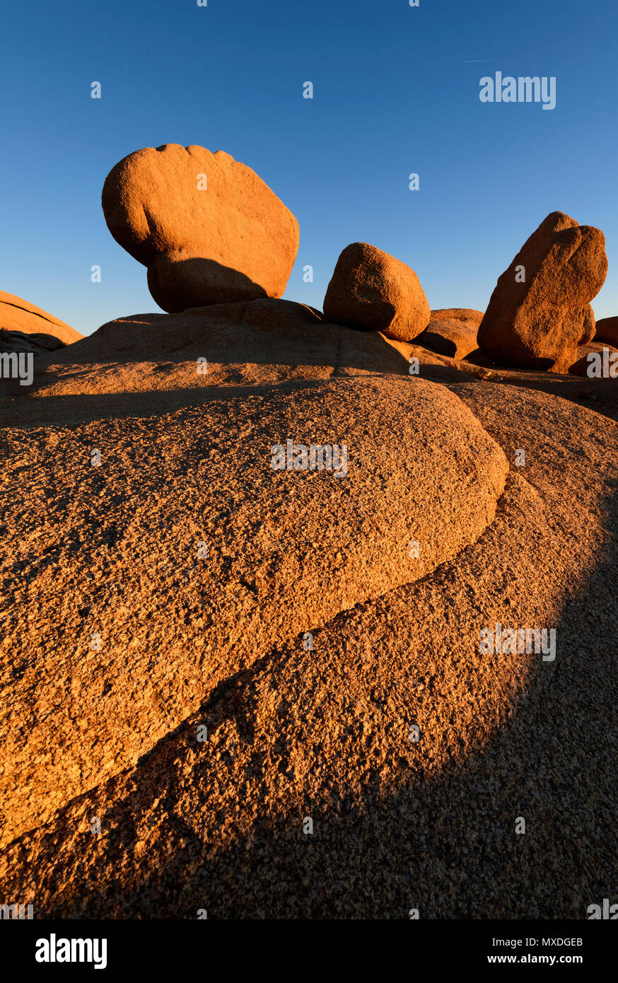 Amanecer en formaciones rocosas en Joshua Tree National Park en el sur de California, Estados Unidos. Foto de stock