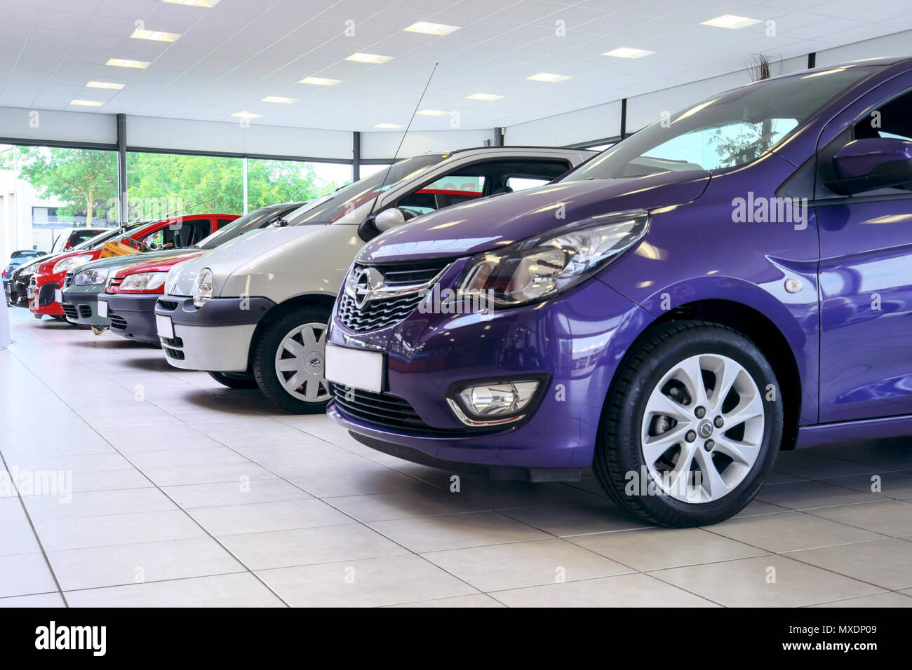 Varias marcas y colores de autos usados listos para la venta en un showroom  Fotografía de stock - Alamy