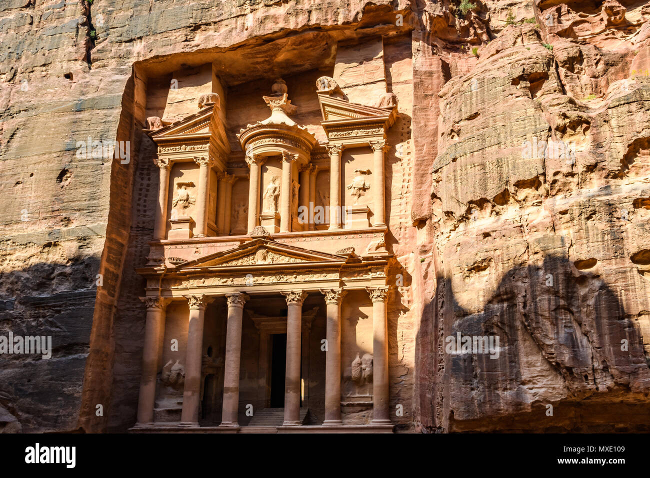 El tesoro al amanecer en la ciudad perdida de Petra, Jordania Foto de stock