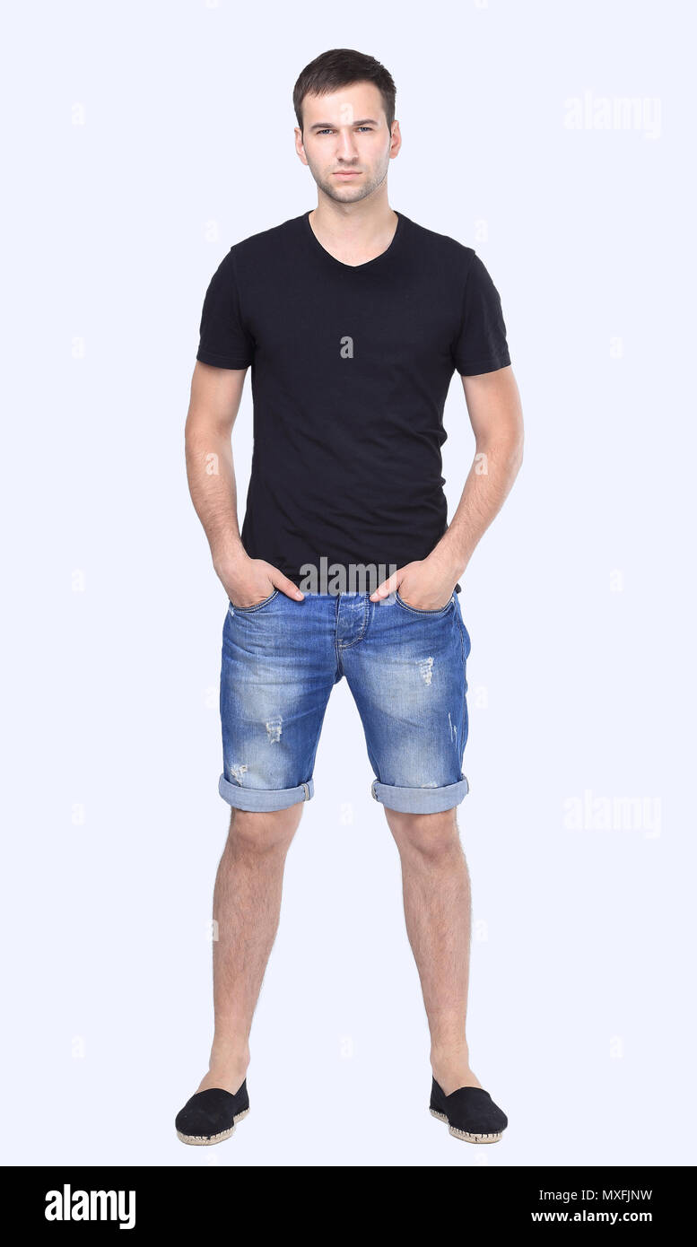 Elegante chico en pantalones cortos y una camiseta Fotografía de stock -  Alamy