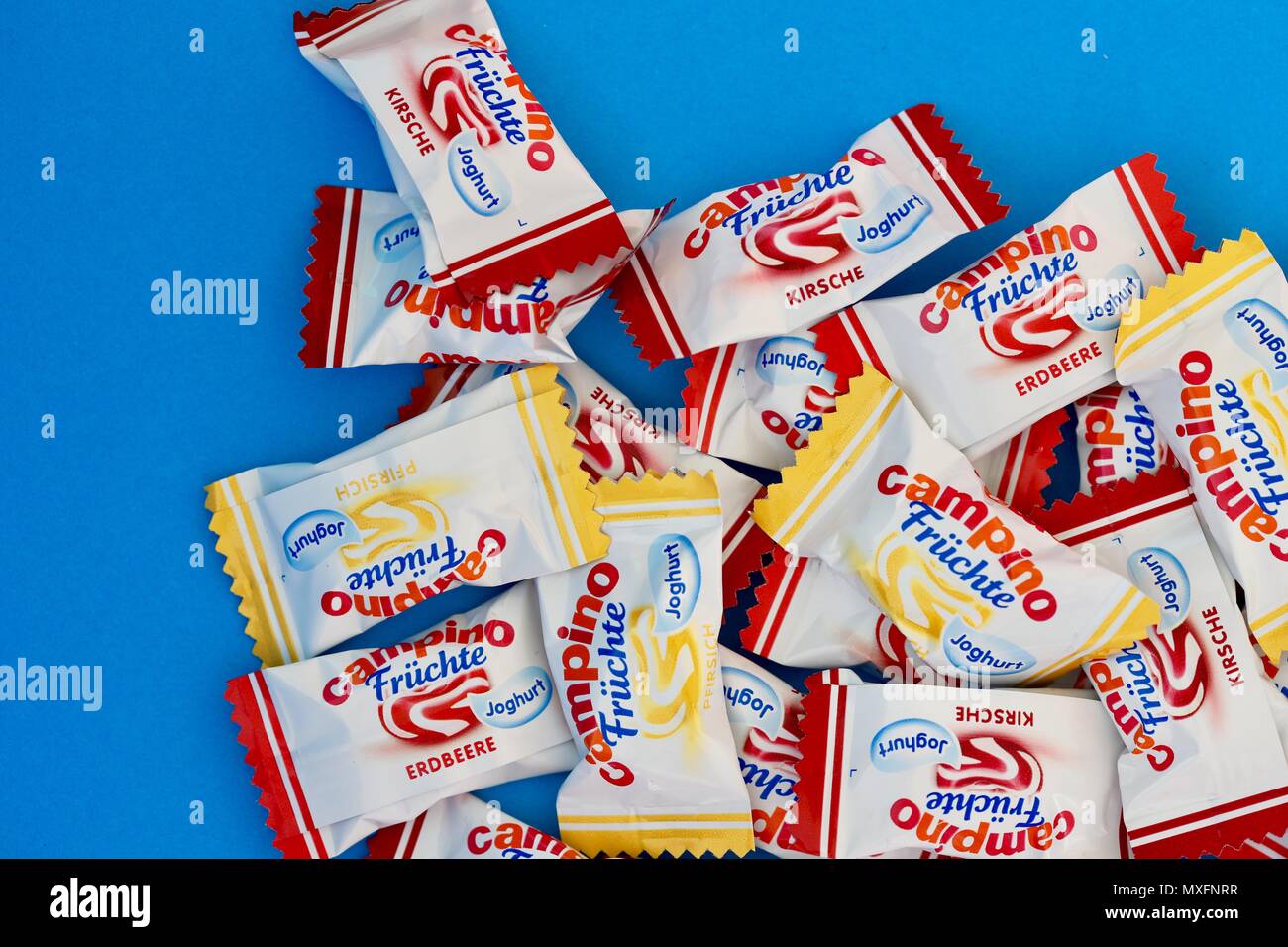 Campino caramelos, fruta y yogur sabores, fondo azul Fotografía de