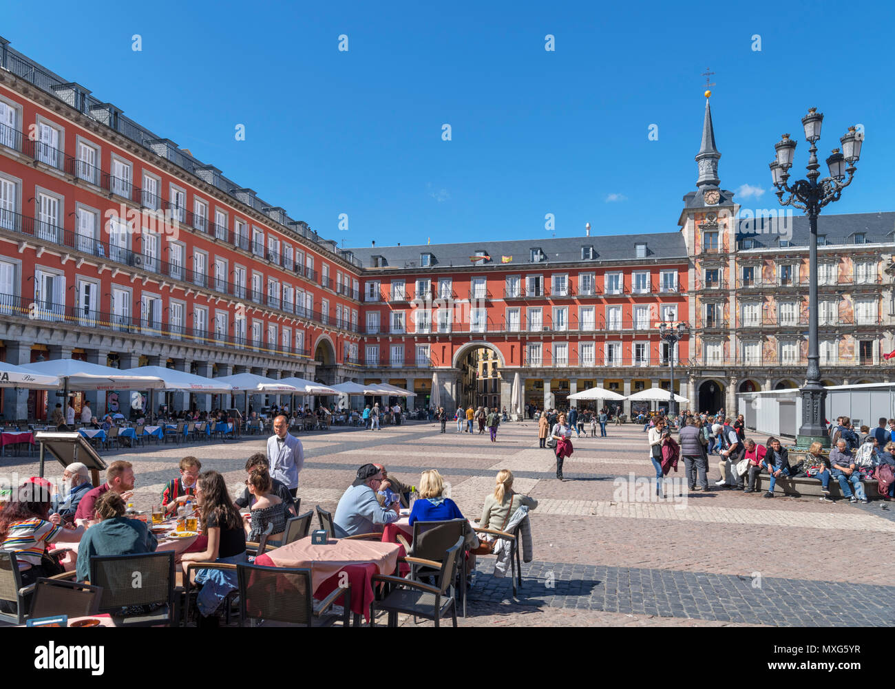 Cafés y restaurantes en la Plaza Mayor, Madrid, España Foto de stock