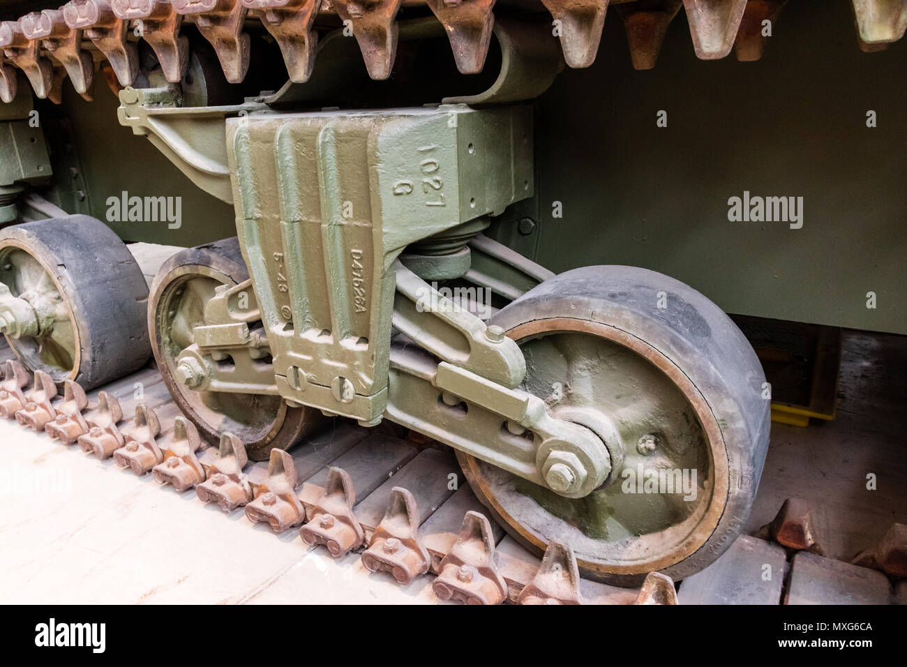 Detalle de cierre de la rueda y de la suspensión de un tanque Sherman Foto de stock