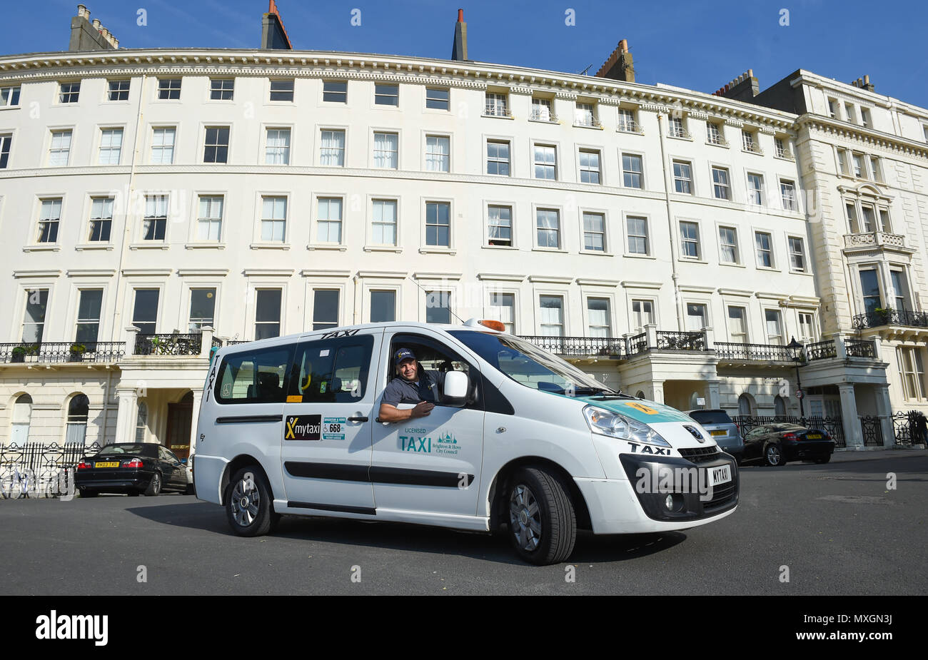 Brighton Reino Unido 4 de junio -- el taxi con licencia mytaxi app lanza en Brighton hoy con 50% de descuento en todas las tarifas hasta finales de junio de crédito: Simon Dack/Alamy Live News Foto de stock