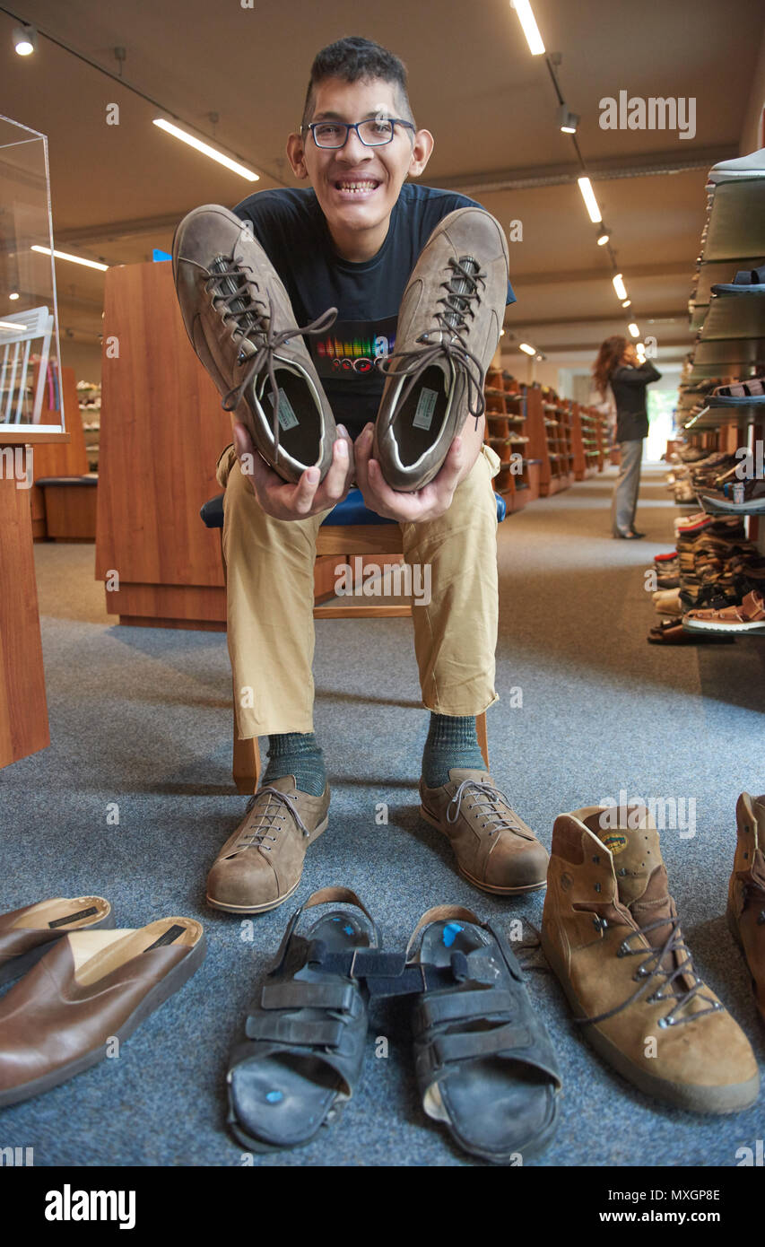 04 de junio de 2018, Vreden, Alemania: Rodríguez, el hombre con los pies más del mundo muestra zapatos nuevos en la casa de zapata Wessels. Los 22 años de