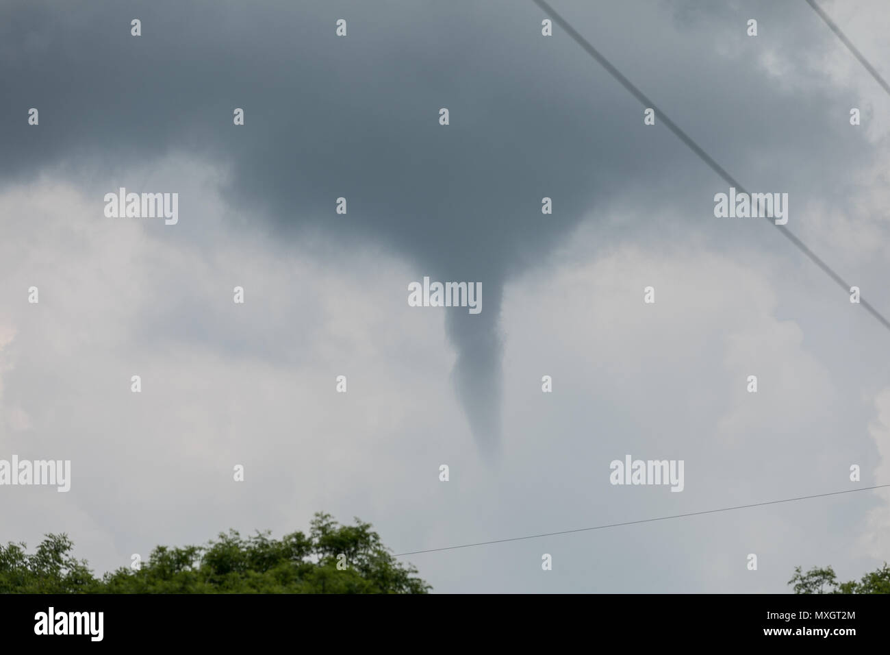 Pembrokeshire (Gales, Reino Unido. 4 Jun, 2018. Un tornado / nube embudo avistados en Pembrokeshire cerca del mediodía del 4 de junio de 2018. Tocó tierra en campos cerca de Neyland, Pembrokeshire (Gales, Reino Unido. Crédito: señala Buckley/Alamy Live News Foto de stock