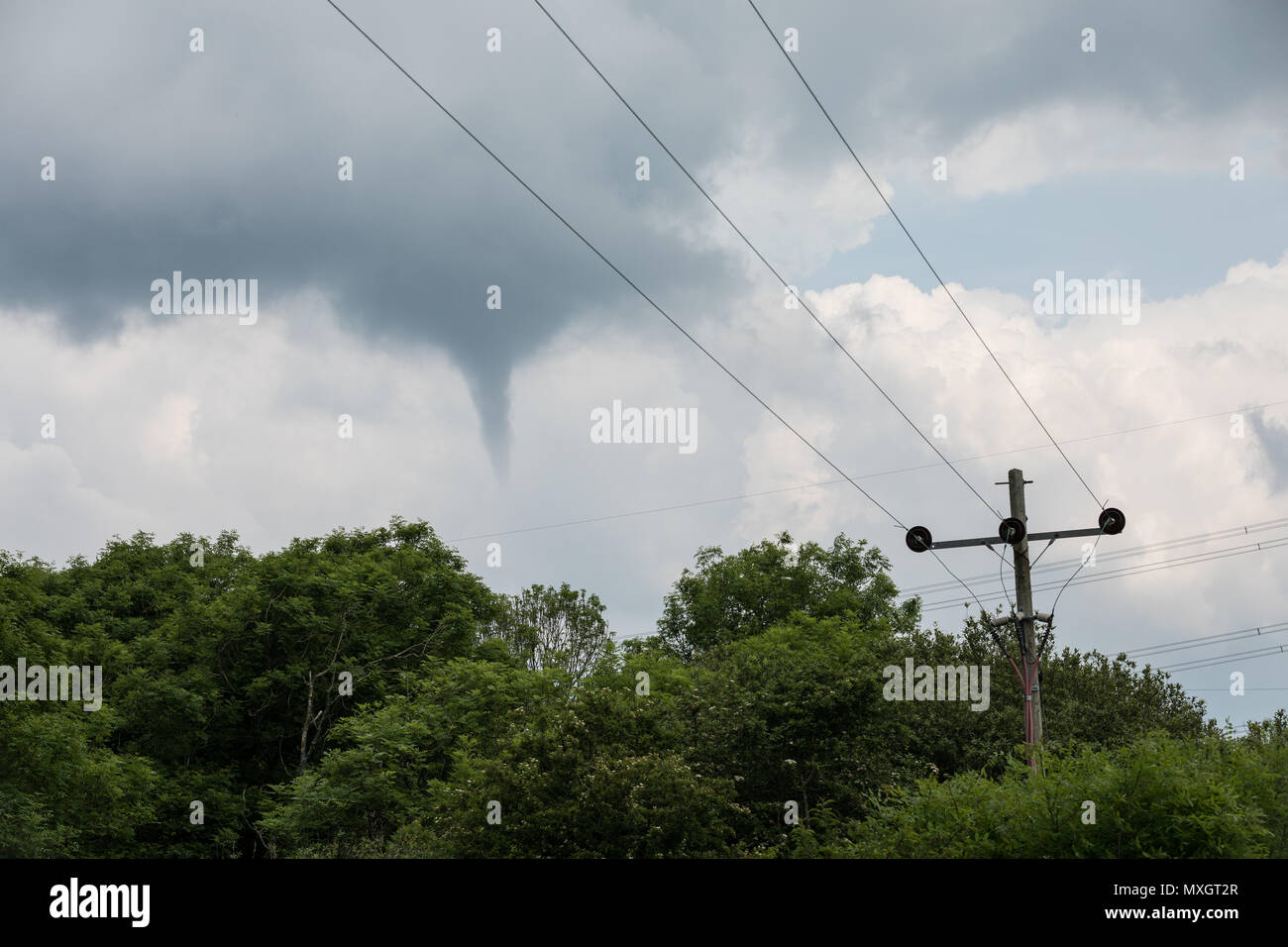 Pembrokeshire (Gales, Reino Unido. 4 Jun, 2018. Un tornado / nube embudo avistados en Pembrokeshire cerca del mediodía del 4 de junio de 2018. Tocó tierra en campos cerca de Neyland, Pembrokeshire (Gales, Reino Unido. Crédito: señala Buckley/Alamy Live News Foto de stock