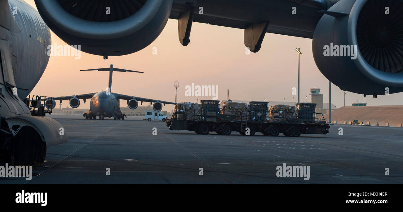 Palets sentarse listo para ser cargado en un escuadrón aéreo expedicionario 816th C-17 Globemaster III por aviadores de la 8ª Escuadrilla expedicionaria de movilidad aérea para una misión en apoyo de la Operación Centinela de la libertad, 3 nov 2016. La operación se centra en la formación, asesorando y ayudando a las instituciones de seguridad afganas y Defensa Nacional Afgano y las fuerzas de seguridad con el fin de desarrollar sus capacidades y la sostenibilidad a largo plazo. (Ee.Uu. Foto de la fuerza aérea por el Sargento. Matthew B. Fredericks) Foto de stock
