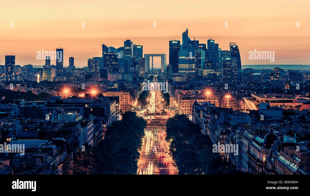 Atardecer en París visto desde el Arc de Triomphe Foto de stock