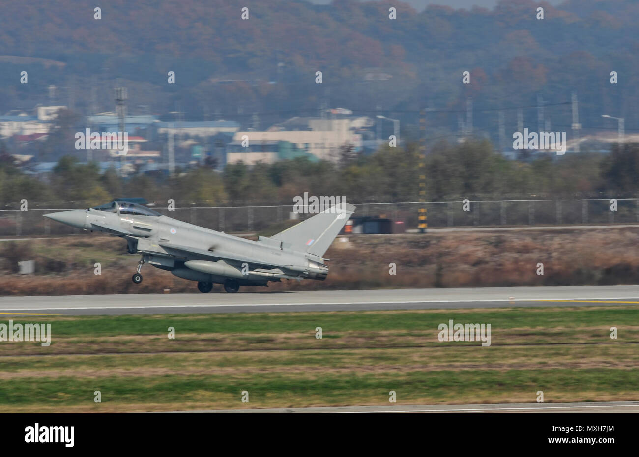 La Fuerza Aérea Real Eurofighter Typhoon FRG4, F-16 de la Fuerza Aérea de EE.UU. lucha Falcón, y la República de Corea, la fuerza aérea F-16 y F-15K Slam Eagle volar en formación durante el escudo invencible en la base aérea de Osan, República de Corea, el 8 de noviembre, 2016. La intención del escudo invencible es fomentar la interoperabilidad entre la República de Corea, los Estados Unidos y Reino Unido, mientras que la mejora de la capacidad de combate en la región del Pacífico. (Ee.Uu. Foto de la fuerza aérea por Tech. El Sgt. Douglas Rasheen) Foto de stock
