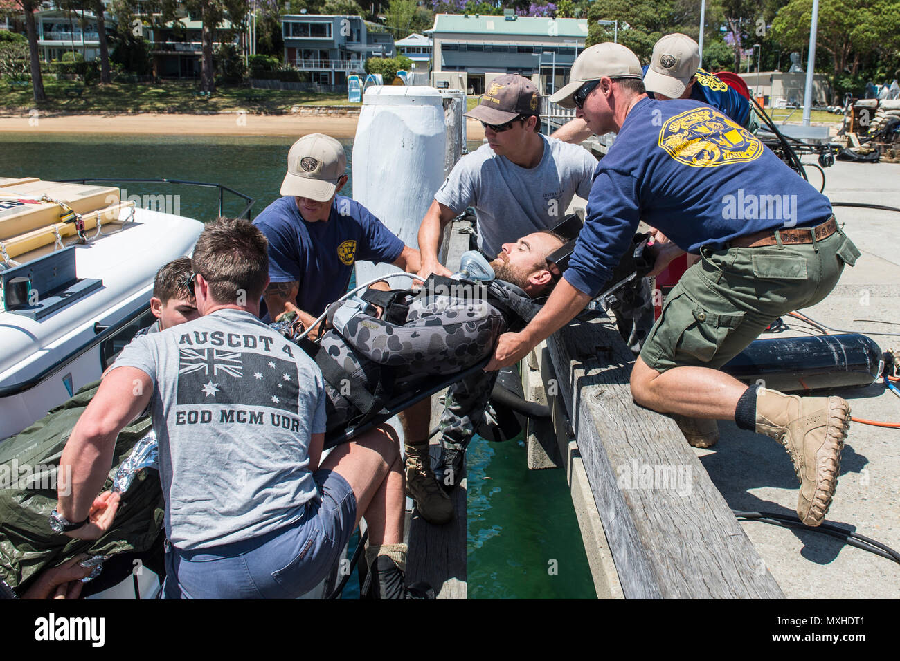 Los buzos de la marina asignada a la unidad móvil de rescate de buceo  (MDSU) 1 y la Real Marina Australiana buceadores realizar simulacros de  bajas médicas durante el ejercicio 2016, Dugong