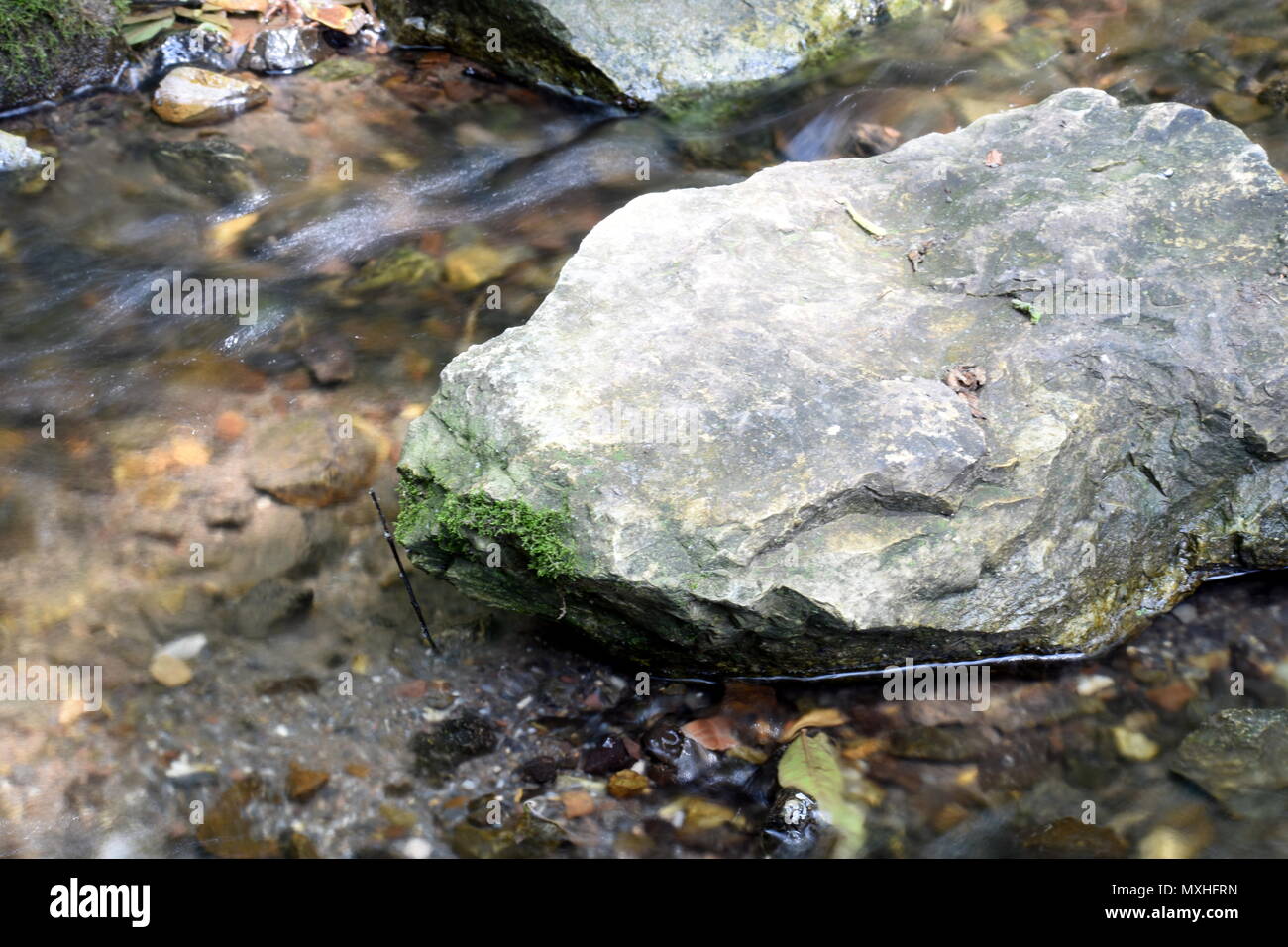 Rocas en el agua Foto de stock