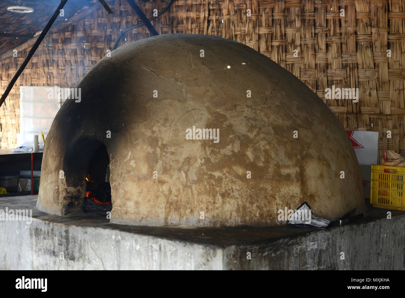 Horno rústico tradicional para cocer el pan en el Perú, Sudamérica  Fotografía de stock - Alamy