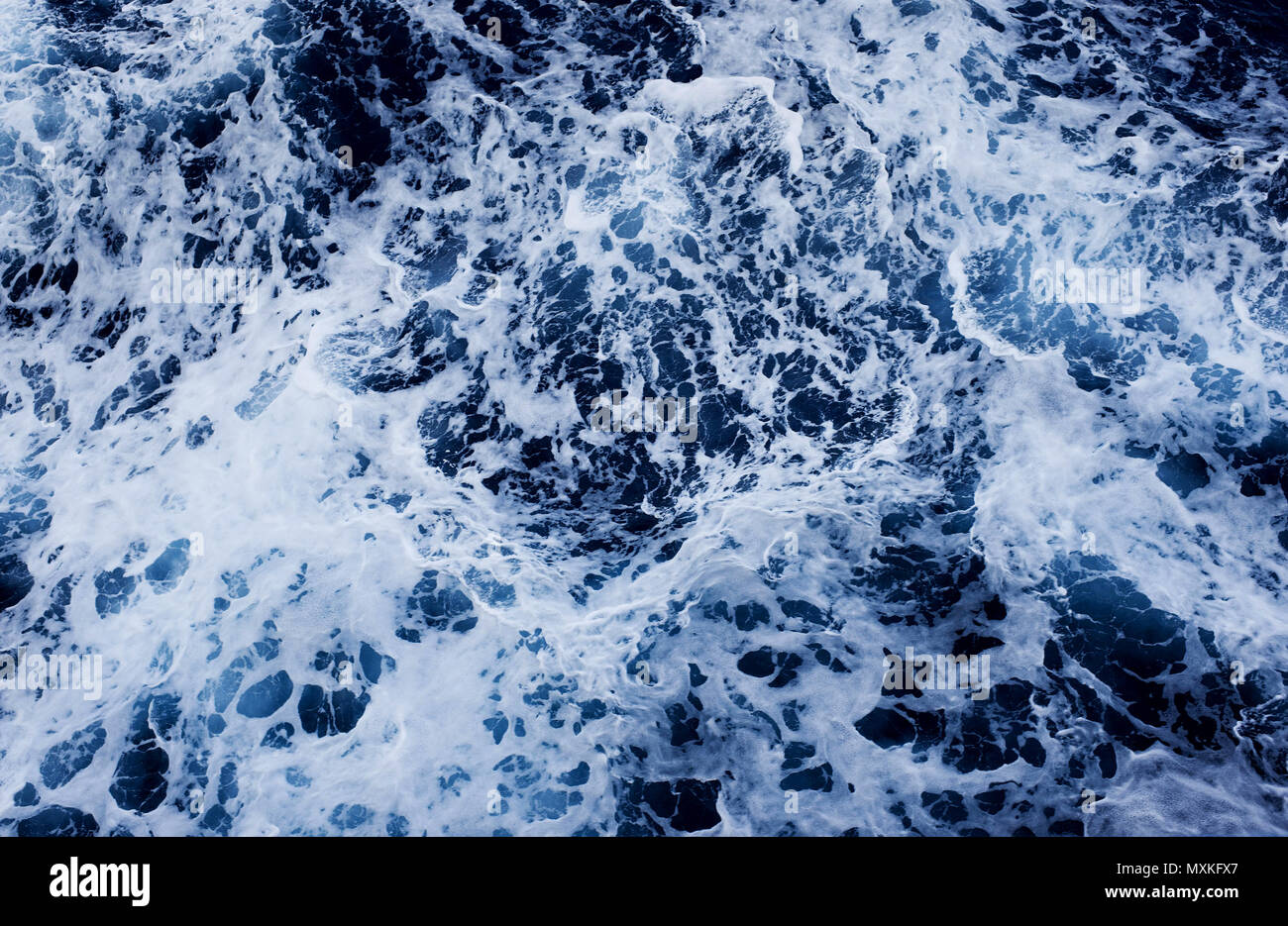 Superficie del mar con olas y espuma. Vista desde arriba: Vista desde el barco. Foto de stock