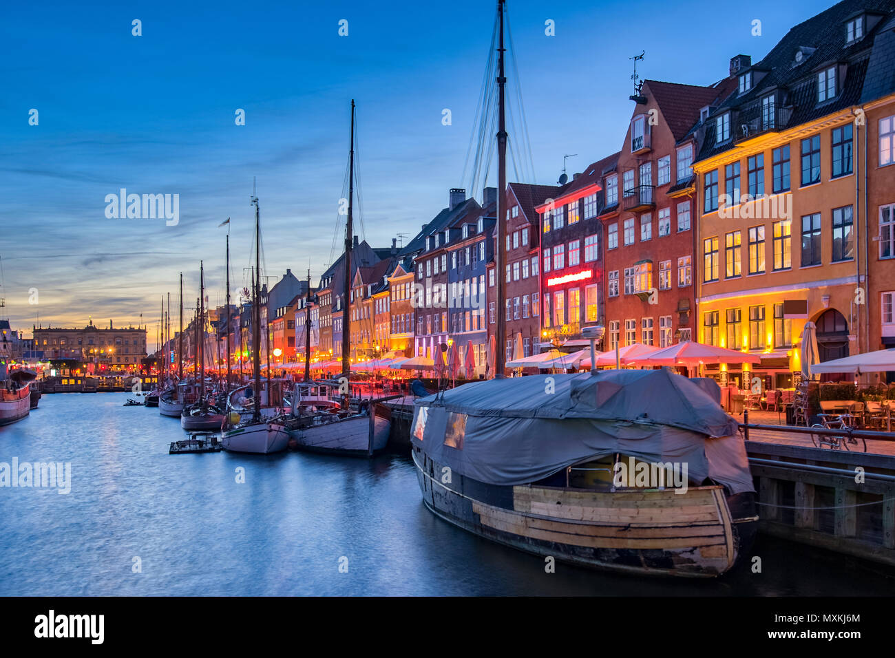 El horizonte de la ciudad de Copenhague con vistas de Nyhavn en Copenhague, Dinamarca. Foto de stock