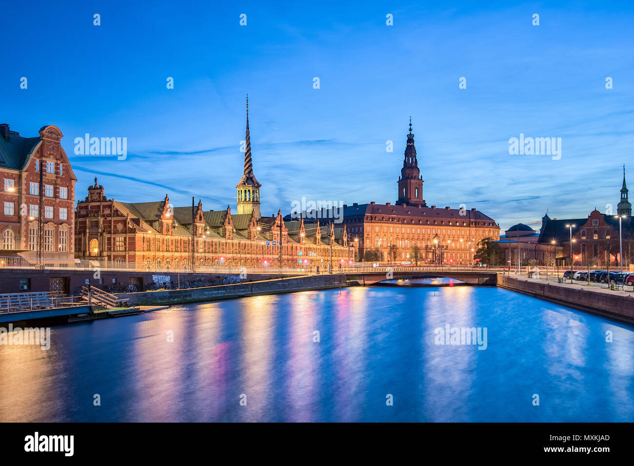 En la noche de la ciudad de Copenhague con Christiansborg Palace de la ciudad de Copenhague, Dinamarca. Foto de stock